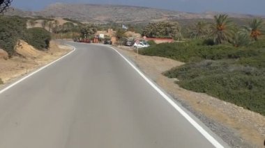 Otobüs hareket eden geleneksel Girit köy görünümü
