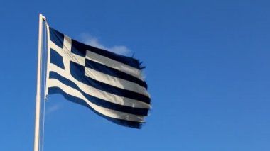 Mavi gökyüzüne karşı Yunan bayrağı