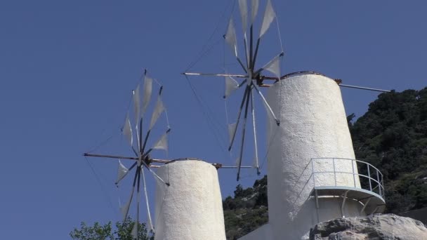 Dos molinos de viento blancos girando lentamente — Vídeos de Stock