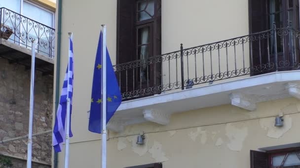 Grecia y las banderas de la UE junto al edificio — Vídeos de Stock