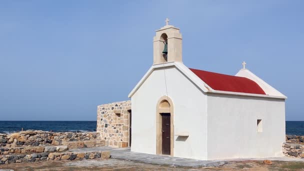 Pequeña iglesia roja blanca a orillas del mar — Vídeos de Stock