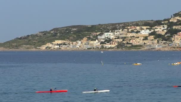 Kajaks op Middellandse Zee Mellieha Bay — Stockvideo