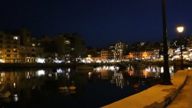 Su üzerine şehir ışıkları düşünceler