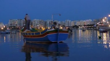Malta geleneksel tekne akşam adam