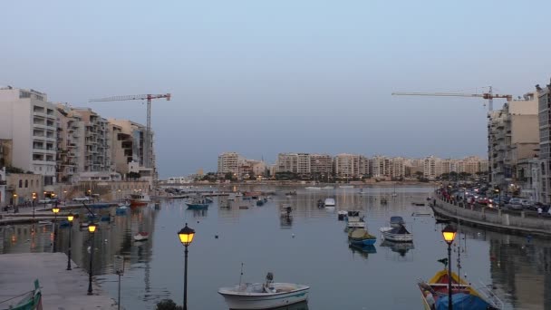 Noite na baía de Spinola, na cidade de Saint Julian, Malta — Vídeo de Stock