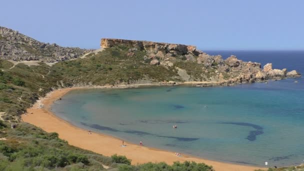 Matin à la plage dorée par lagon turquoise — Video