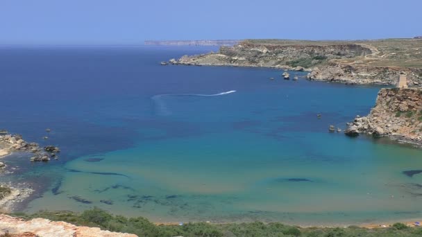 Malta costa rocosa con bahías azules y playas de arena — Vídeos de Stock