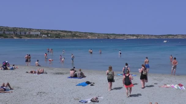 Vier Mädchen kamen an den Strand von Ghadira Bay — Stockvideo