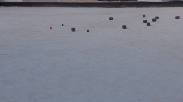 Lokale mensen spelen van jeu de boules in Malta — Stockvideo