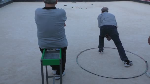 Malta island, lokale senioren spelen boule — Stockvideo
