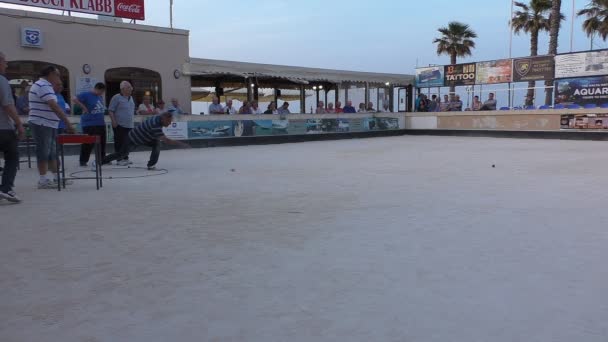 Idosos malteses jogando boules — Vídeo de Stock