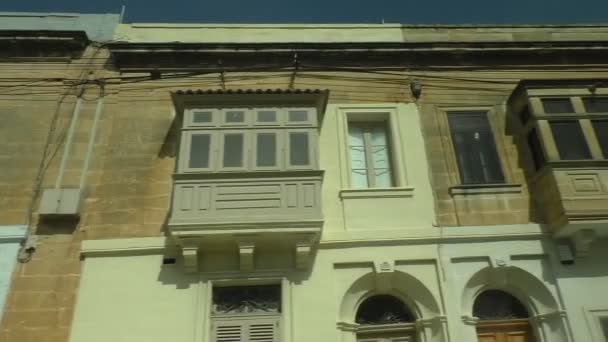 Oude stad woningen in Malta van bus — Stockvideo