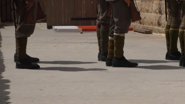 Soldaten in antiken Uniformen üben — Stockvideo