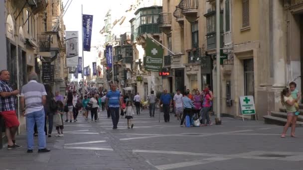 Personas, tiendas, farmacias en La Valeta, Malta — Vídeo de stock