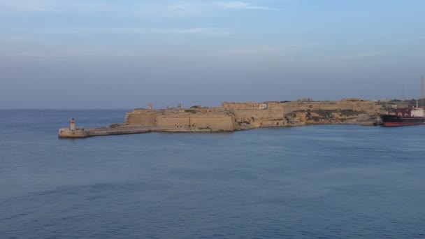 Világítótorony és Fort Ricasoli, Valletta kikötő város — Stock videók