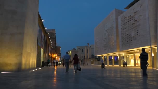 Fußgängerzone in Valletta, Malta bei Nacht — Stockvideo