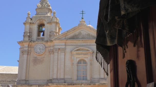 Porta velha, xale e igreja — Vídeo de Stock