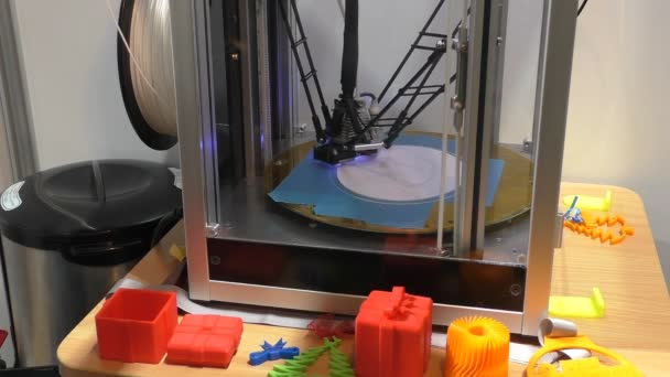 3D принтер работает — стоковое видео