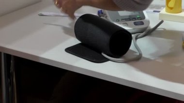 Hemşire şişme manşet kadın el koyar.