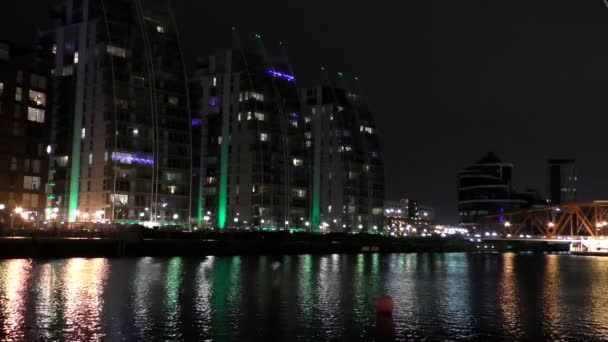 Christmas lights reflecties op het water — Stockvideo