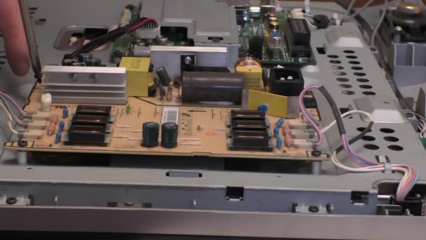 Ingenieur pcb schroeven aan het frame — Stockvideo