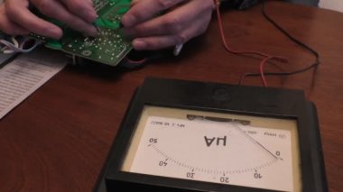 PCB üzerinde çalışan onarım adam