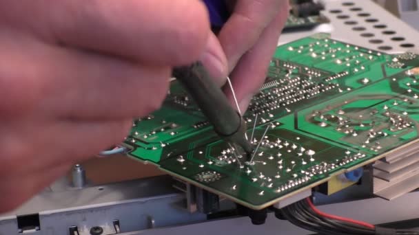 Close up van elektronische circuit board solderen — Stockvideo