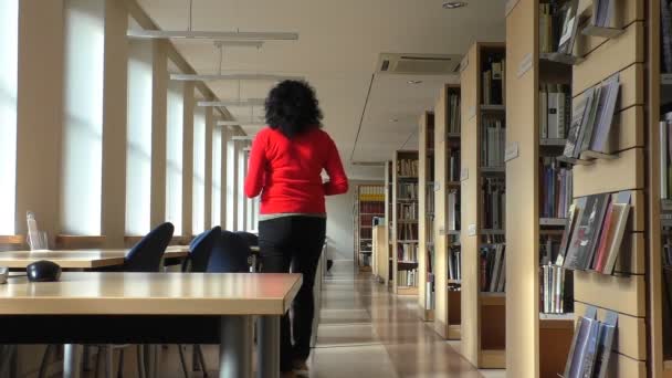 Femme prend un livre et s'assied 