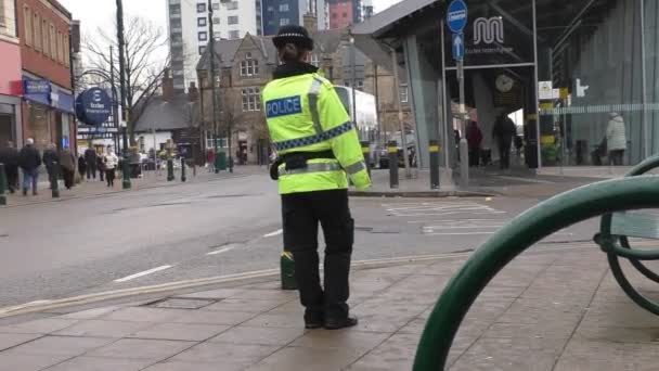 Policewoman patrolling in Manchester city — Stock Video