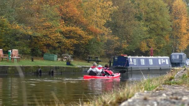 皮划艇在秋天在运河上的家庭 — 图库视频影像