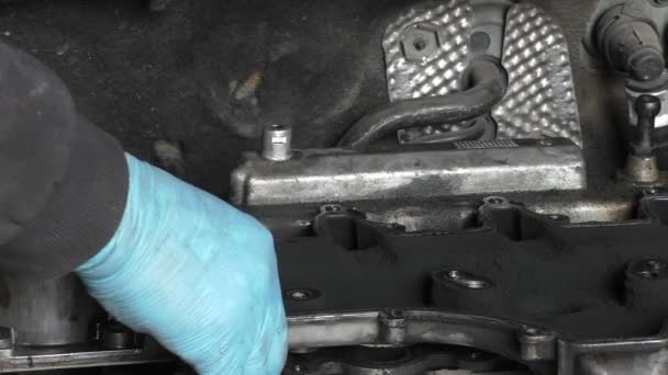 Removing inlet manifold — Stock Video