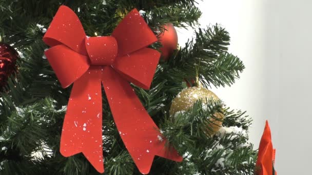 Navidad roja tradicional en el árbol — Vídeo de stock