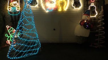 Geceleri dışarıda kardan adam ve Noel ışıkları