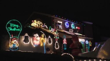 Noel evi aydınlatma sokak görünümü