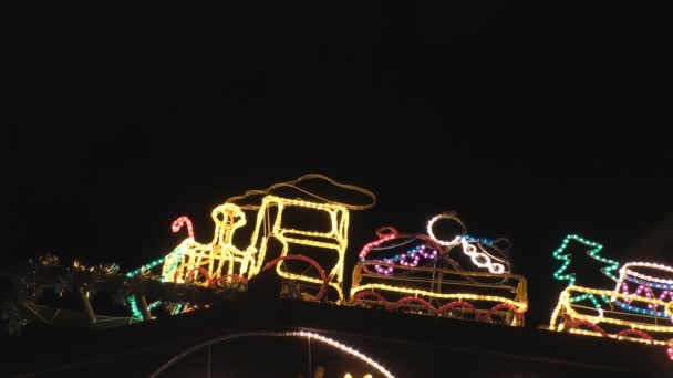 Karácsonyi ház megvilágítás vonat — Stock videók