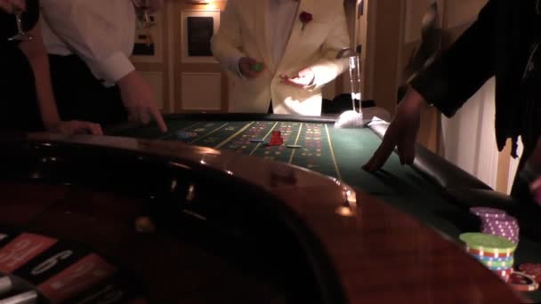 Giocatori di roulette e croupier — Video Stock