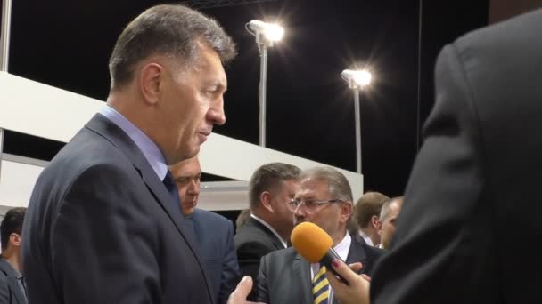 Litván miniszterelnök ad egy interjú — Stock videók