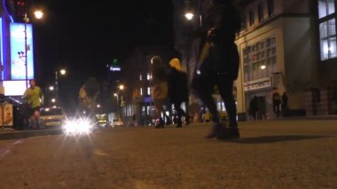 Manchester city gece insanlar geçiş Street