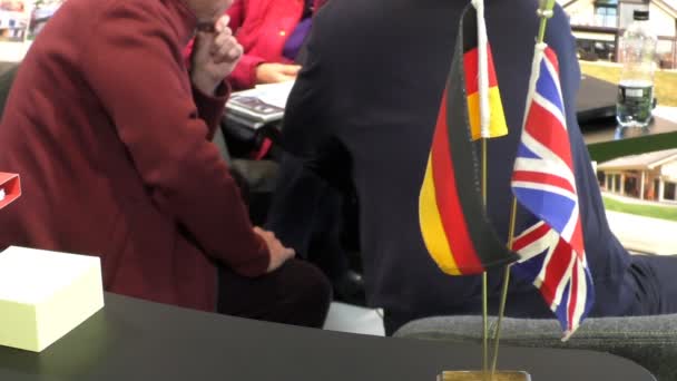 Internationaal partnerschap. Duitse en Britse vlaggen — Stockvideo