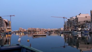 Malta Adası Akdeniz'de defne eski tekne akşam