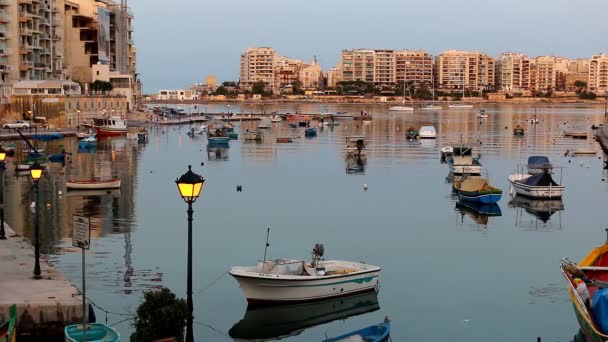 Noche en la bahía de Spinola, St Julians, isla de Malta — Vídeo de stock