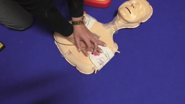 Cpr auf Schaufensterpuppe durchgeführt — Stockvideo