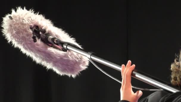 Boom operator bedrijf microfoon — Stockvideo