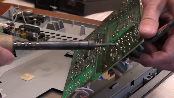 Электронный инженер ремонтирует телевизор — стоковое видео