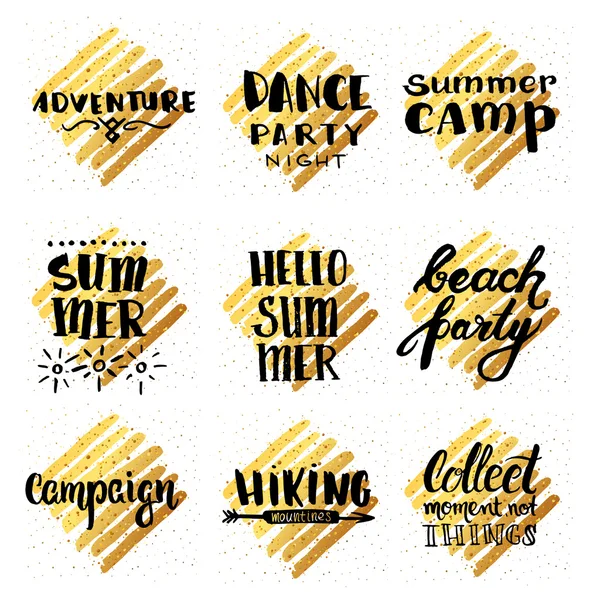 Vector de moda conjunto de letras de mano carteles. Caligrafía dibujada a mano fiesta de baile noche, campaña, campamento de verano, recoger momento no cosas, aventura, hola verano, fiesta en la playa, senderismo. póster sobre líneas de oro — Vector de stock