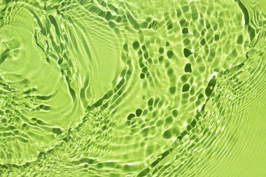 Su açık yeşil arka planda akar..