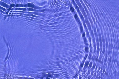 Açık mavi arkaplanda su dalgaları. 