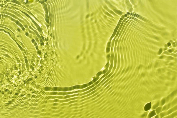 Ondas de agua sobre un fondo verde claro. Luz y sombras. —  Fotos de Stock