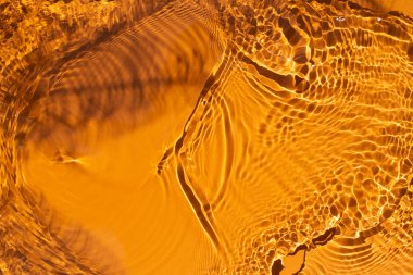 Turuncu arka planda su dalgaları. Işık ve gölgeler.