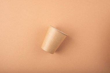 Bej arkaplanda en üstte duran fincan.